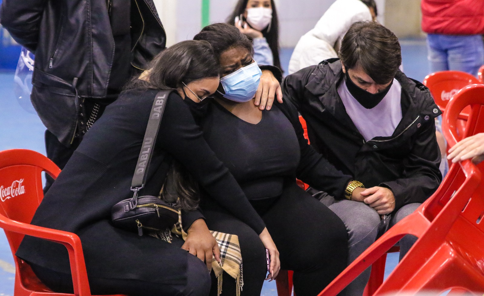 Jojo Todynho comparece ao velório de Mc Kevin; fotos