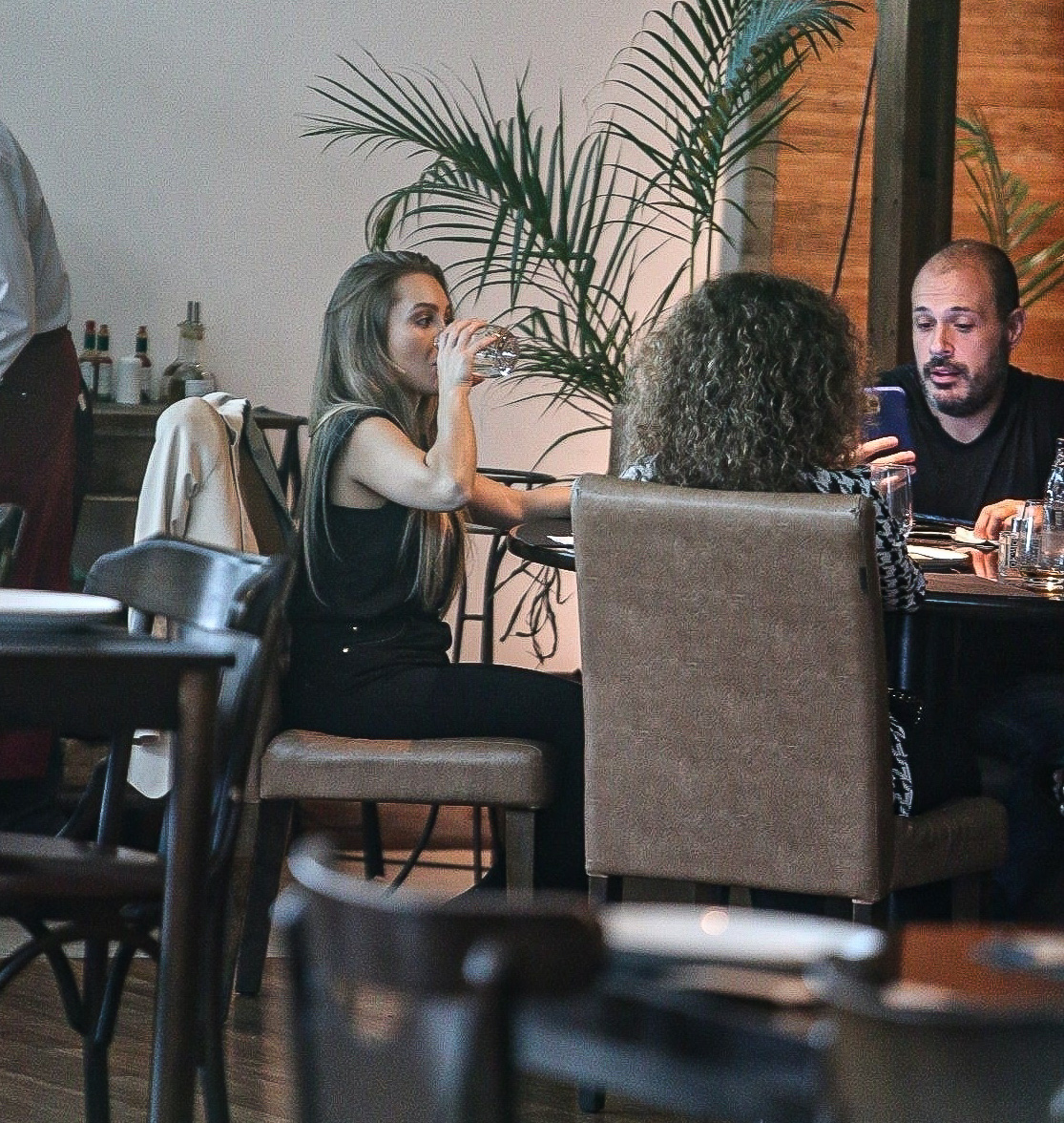 Carla Diaz vai a restaurante na barra da Tijuca; fotos