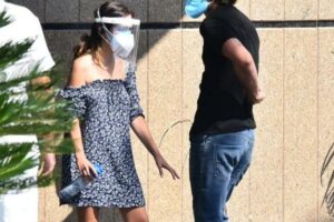 Famosos defendem Tatá Werneck após críticas por se proteger contra Covid Tatá Werneck responde críticas após usar três máscaras em velório de Paulo Gustavo