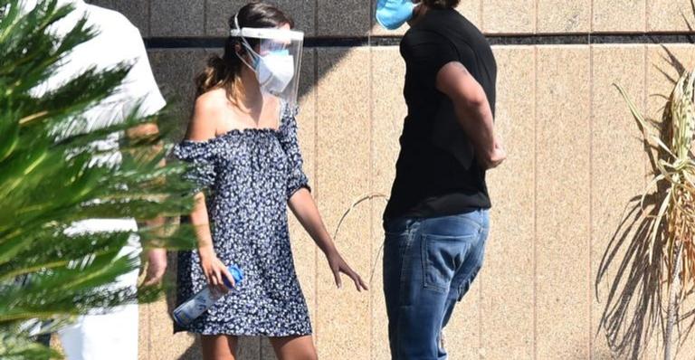 Famosos defendem Tatá Werneck após críticas por se proteger contra Covid Tatá Werneck responde críticas após usar três máscaras em velório de Paulo Gustavo