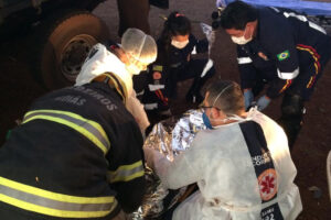 Motorista fica preso entre as ferragens do caminhão que dirigia, após colidir contra uma árvore, na GO-320, em Joviânia