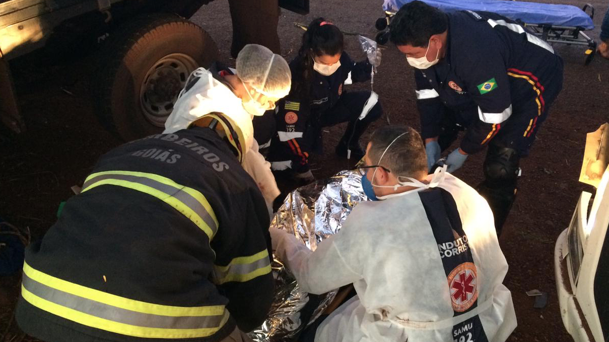 Motorista fica preso entre as ferragens do caminhão que dirigia, após colidir contra uma árvore, na GO-320, em Joviânia