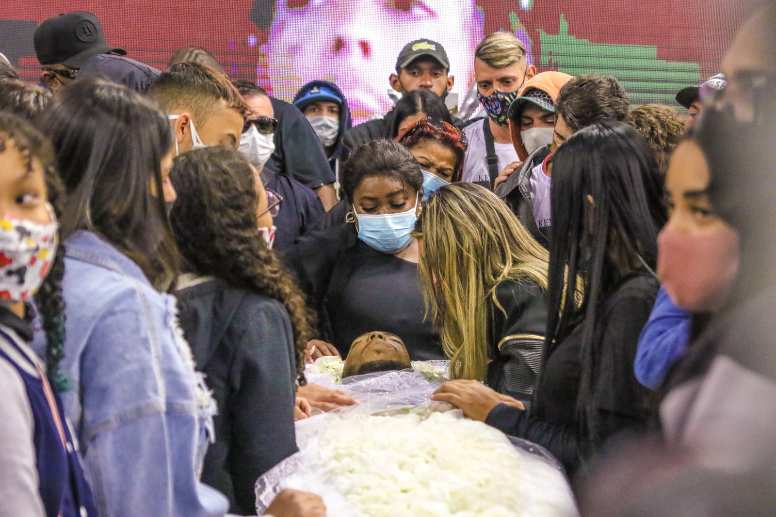 Jojo Todynho comparece ao velório de Mc Kevin; fotos