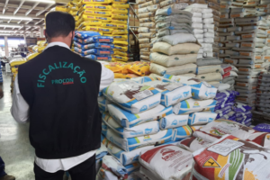 Procon apreende seis toneladas de produtos agropecuários vencidos em Goiânia (Foto: Prefeitura)