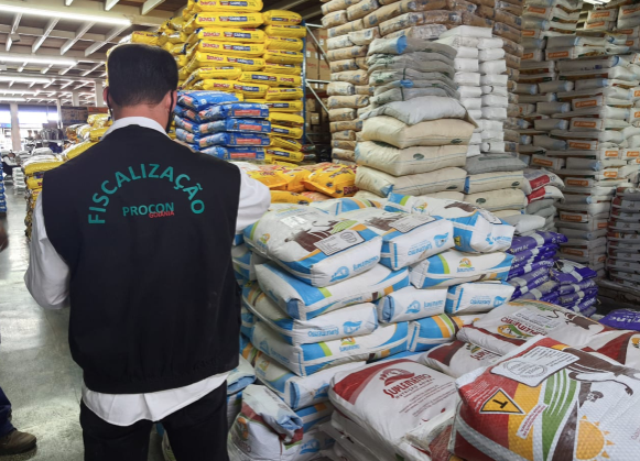 Procon apreende seis toneladas de produtos agropecuários vencidos em Goiânia (Foto: Prefeitura)