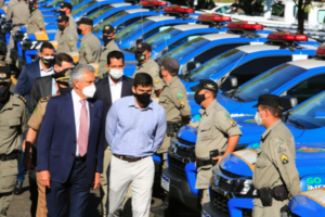 Caiado e o presidente da Goinfra, Pedro Sales, caminham entre as viaturas (Foto: Governo de Goiás)