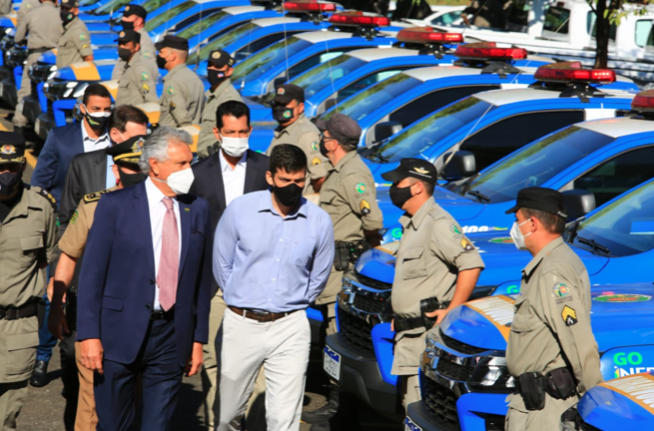 Caiado e o presidente da Goinfra, Pedro Sales, caminham entre as viaturas (Foto: Governo de Goiás)