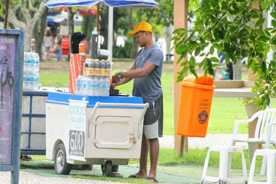 Ex-BBB Luan vende água de coco no Rio de Janeiro; fotos