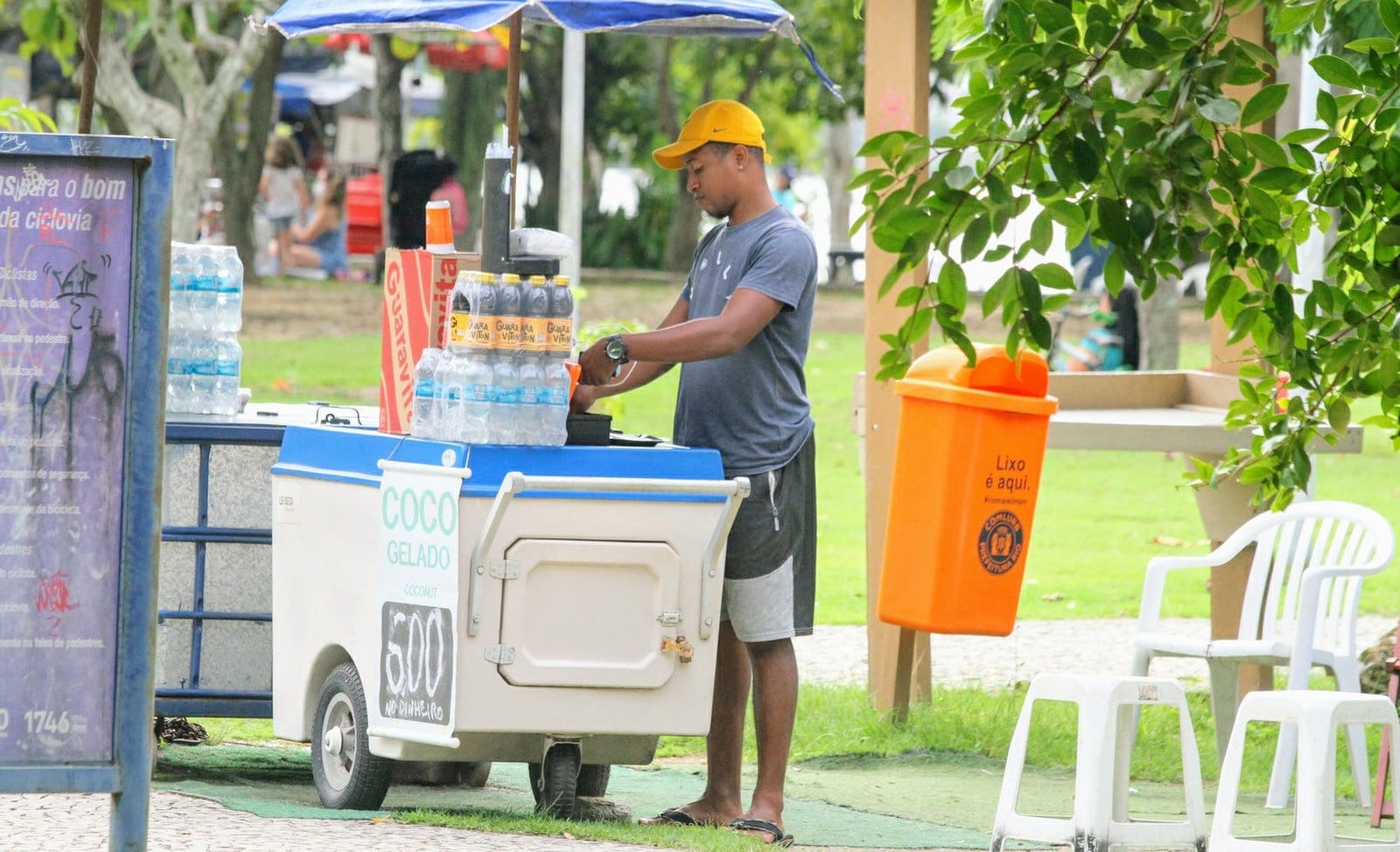 Ex-BBB Luan vende água de coco no Rio de Janeiro; fotos