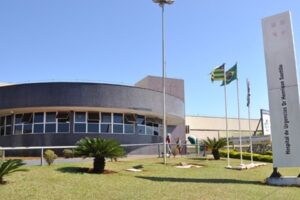 Carro cai em cima de idoso enquanto ele consertava veículo, em Anápolis