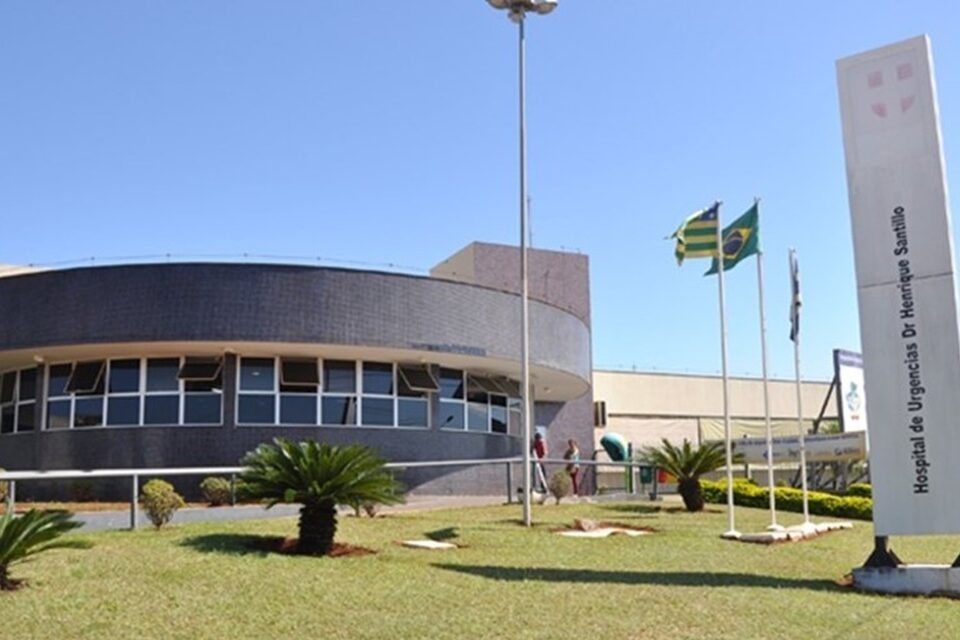 Carro cai em cima de idoso enquanto ele consertava veículo, em Anápolis
