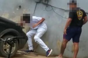 Agente prisional é suspeito de agredir jovem em Padre Bernardo (Foto: Reprodução) - O agente prisional A. J. M. C. é suspeito de agredir um jovem de 18 anos em Padre Bernardo, no entorno do Distrito Federal. Um vídeo