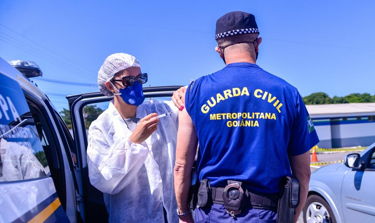 64% dos policiais e bombeiros tomaram a primeira dose contra covid em Goiás Foto: Jucimar de Sousa/Mais Goiás