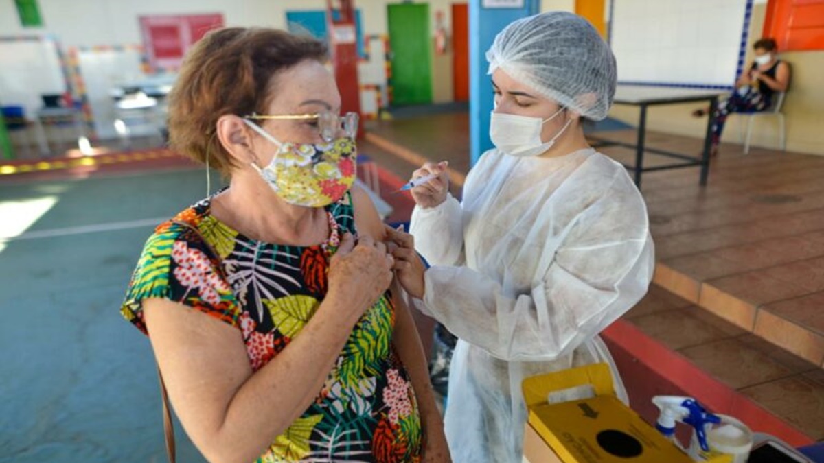No primeiro dia de vacinação contra Covid-19 para pessoas sem comorbidades a partir de 59 anos, Goiânia imunizou 934 moradores da faixa etária (Foto: divulgação/Prefeitura)