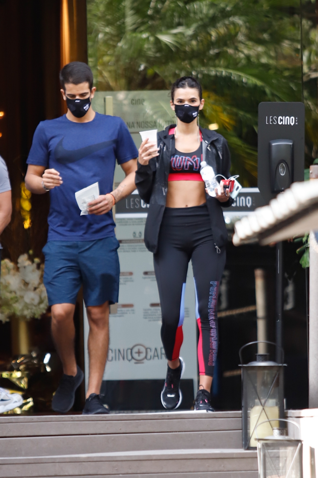 Bruna Marquezine e Enzo Celulari deixam academia de luxo juntos