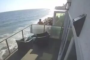 Vídeo flagra momento em que sacada com mais de 15 pessoas desaba nos EUA; veja