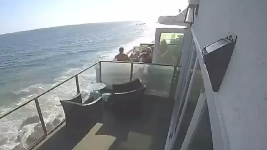 Vídeo flagra momento em que sacada com mais de 15 pessoas desaba nos EUA; veja