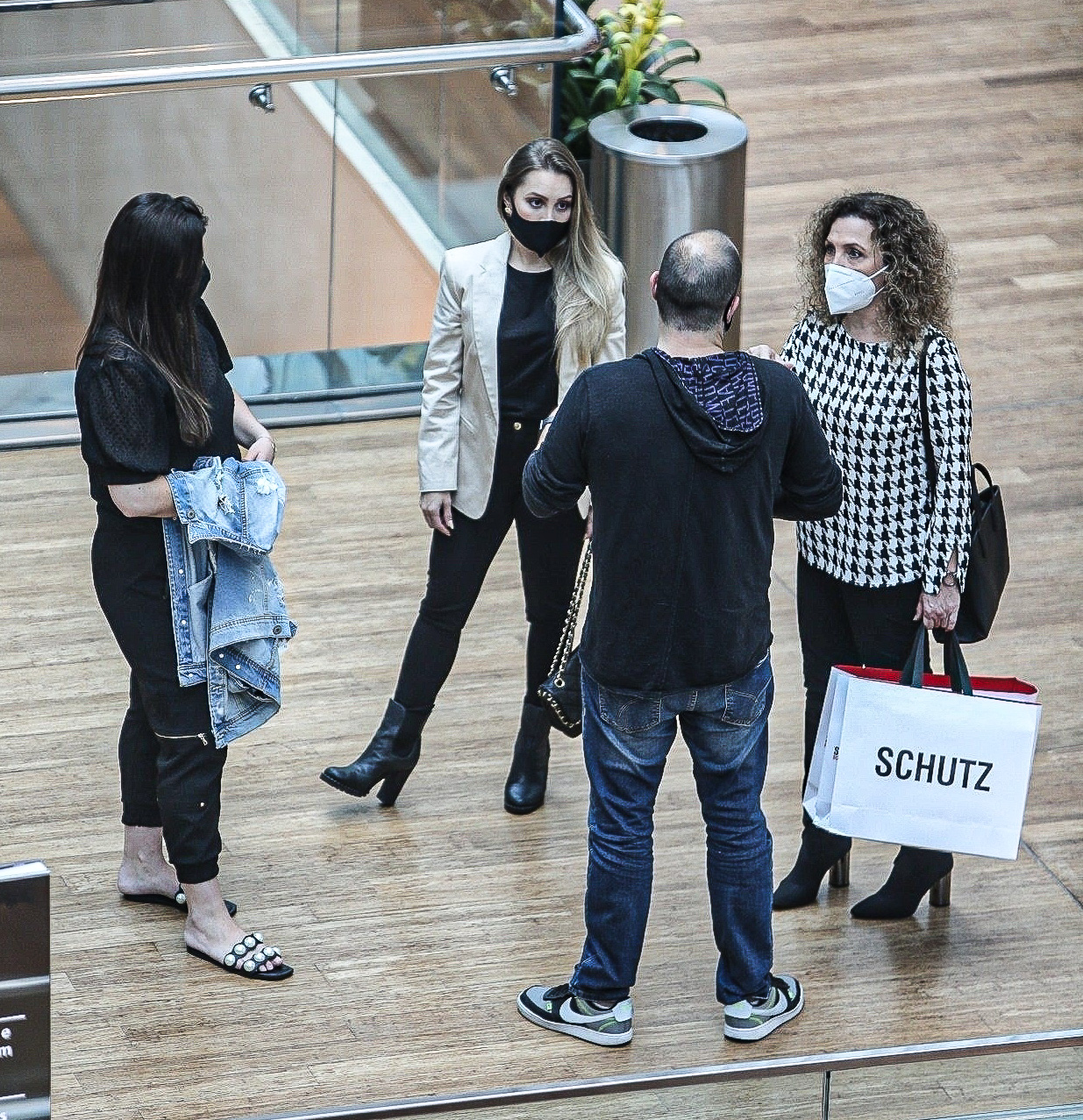 Carla Diaz vai a restaurante na barra da Tijuca; fotos