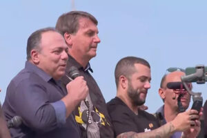 Deputado goiano quer punição a Pazuello por participar de ato no Rio