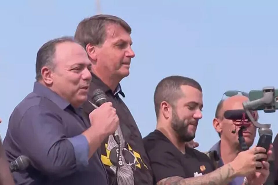 Deputado goiano quer punição a Pazuello por participar de ato no Rio