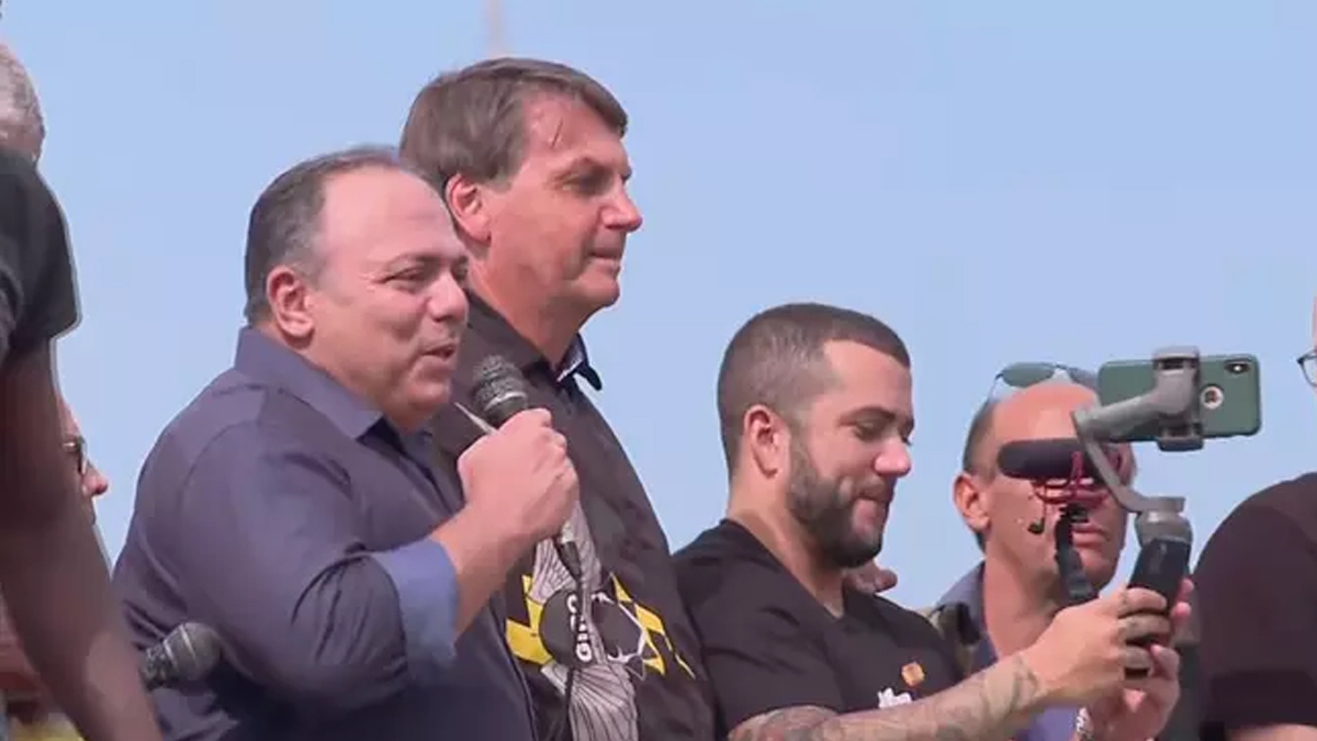 Deputado goiano quer punição a Pazuello por participar de ato no Rio