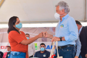 Governador Ronaldo Caiado (DEM) na entrega de moradias (Foto: Governo de Goiás)
