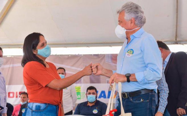 Governador Ronaldo Caiado (DEM) na entrega de moradias (Foto: Governo de Goiás)