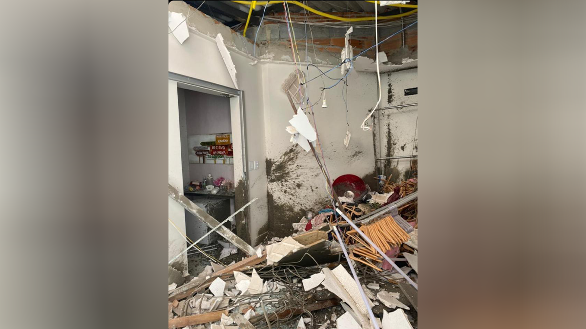 Detrito de obra cai e derruba telhado de loja no Setor Marista, em Goiânia