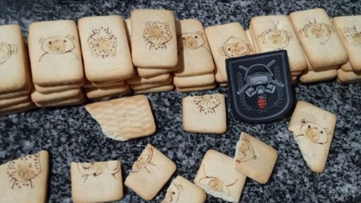 Mulher é flagrada com droga sintética escondida em bolacha, em Aparecida