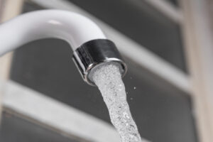 Por conta de intervenções na Estação de Tratamento de Água de Anápolis, quase 200 bairros da cidade podem ficar com o abastecimento comprometido. (Foto: Freepik)