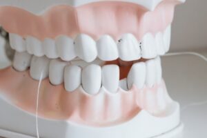 Casos de bruxismo aumentam por causa do estresse e tensão na pandemia (Foto: Pexels)