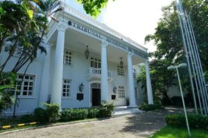 Colaboradora e testemunha foram demitidas após serem "as mais votadas" pelos colegas de trabalho