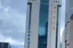 Prédio de 79 andares balança sem explicações e causa pânico na China; veja