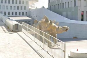 Corpo de homem é encontrado dentro de estátua de dinossauro em Barcelona