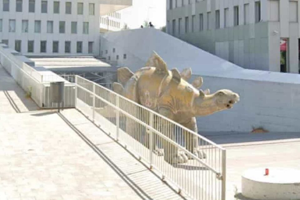 Corpo de homem é encontrado dentro de estátua de dinossauro em Barcelona