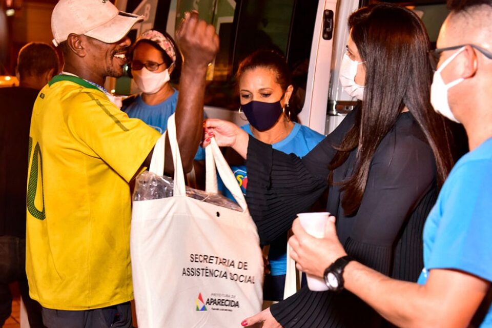 Entrega de kits com cobertores em Aparecida de Goiãnia