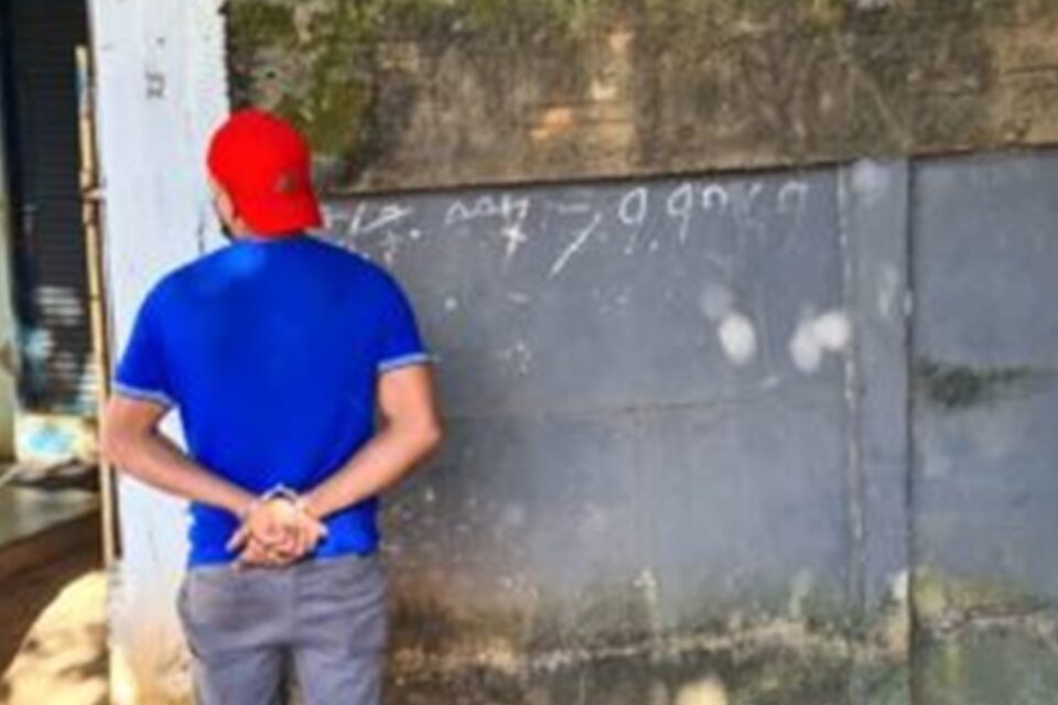 Nove anos depois do crime, a Polícia Civil prendeu em Goiânia um foragido da Justiça de Alagoas por matar e ocultar o cadáver do próprio pai