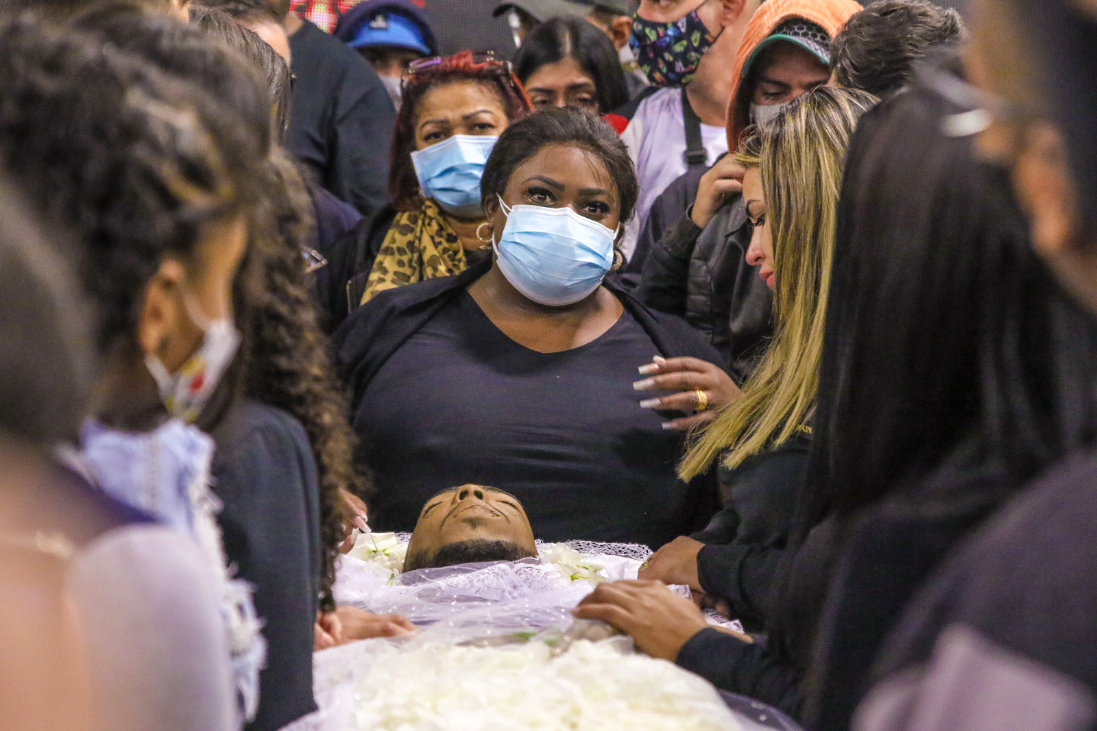 Jojo Todynho comparece ao velório de Mc Kevin; fotos