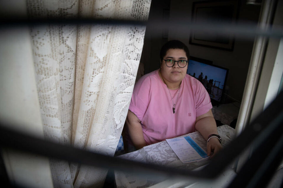 Mariana Costa, 26, que teve dificuldade para comprovar o IMC acima de 40 para poder tomar vacina, em sua casa no Rio - Zô Guimarães