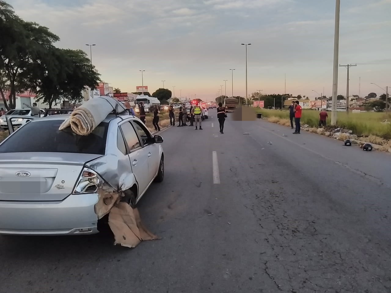 Motociclista morre após ser arrastado por caminhão na GO-040, em Goiânia