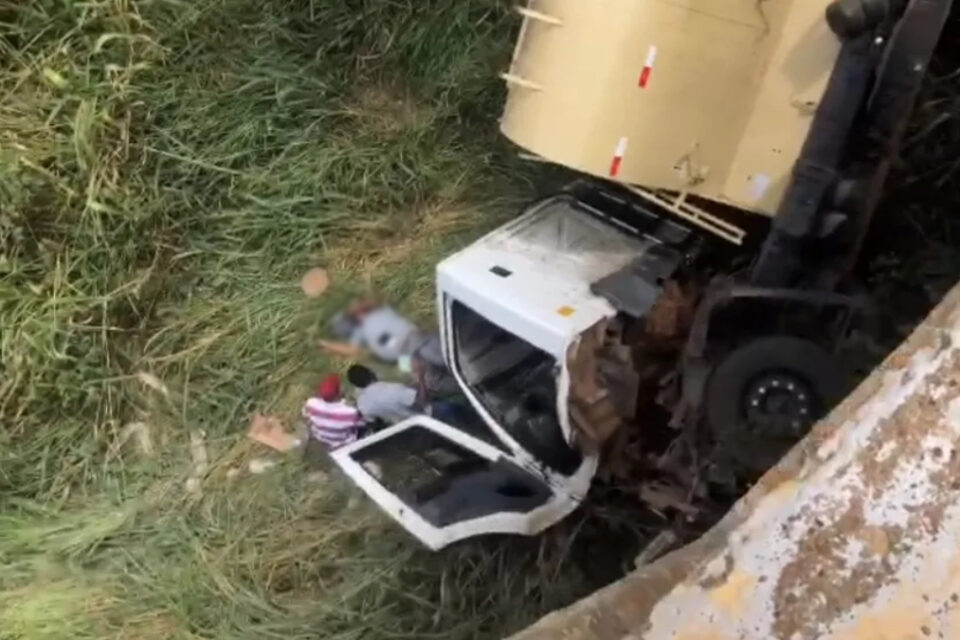 Populares socorrem caminhoneiro que caiu de ponte na BR-153, em Anápolis