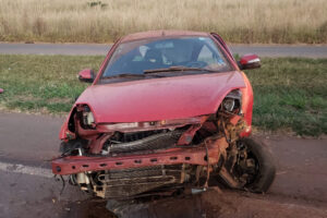 Um casal ficou gravemente ferido após o motorista perder o controle do carro e capotar o veículo. Rapaz foi reprovado no teste do etilômetro.