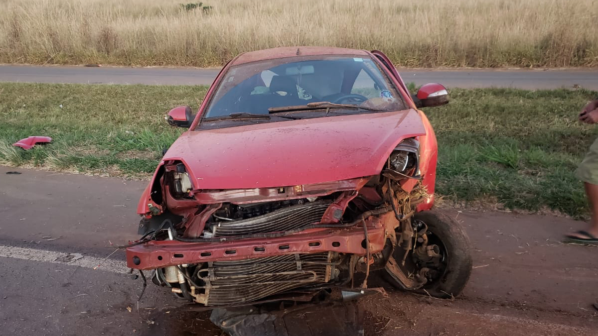 Um casal ficou gravemente ferido após o motorista perder o controle do carro e capotar o veículo. Rapaz foi reprovado no teste do etilômetro.