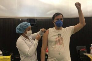 Heitor Martinez Heitor Martinez, que ficou na UTI com Covid, é vacinado no Rio