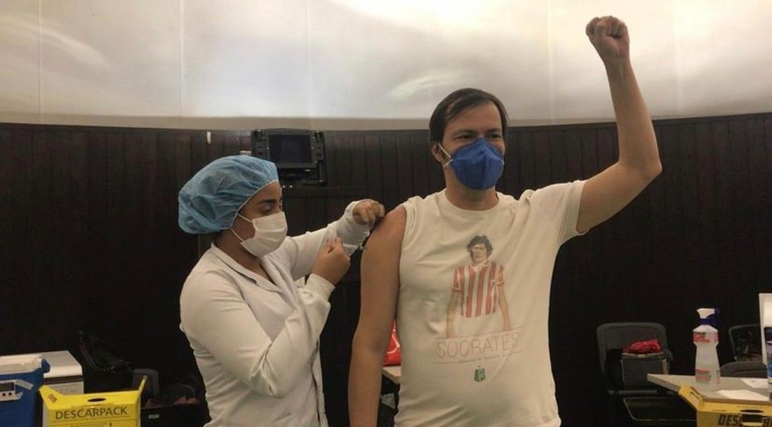 Heitor Martinez Heitor Martinez, que ficou na UTI com Covid, é vacinado no Rio
