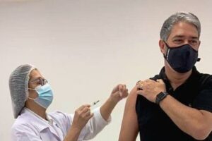 William Bonner recebe 1ª dose da vacina contra Covid