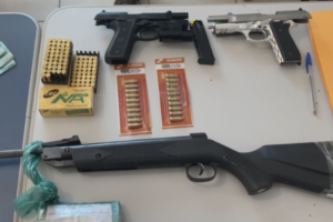Dez pessoas foram presas. Dinheiro, armas e munição foram apreendidos em Porangatu (Foto: divulgação/PC)