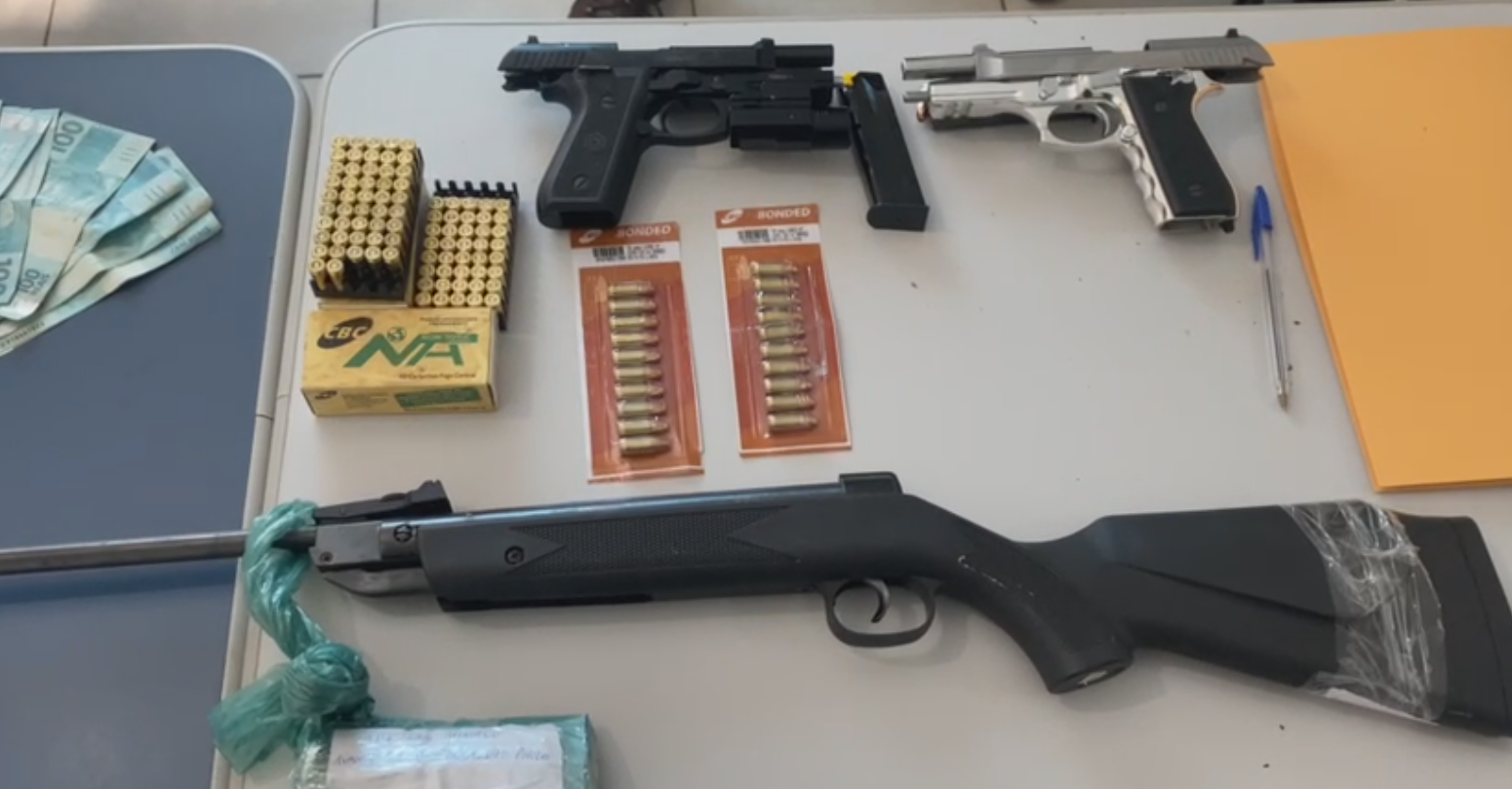 Dez pessoas foram presas. Dinheiro, armas e munição foram apreendidos em Porangatu (Foto: divulgação/PC)