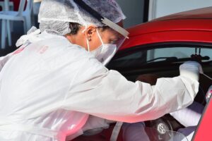 Profissional de saúde fazendo teste de Covid-19 em Aparecida