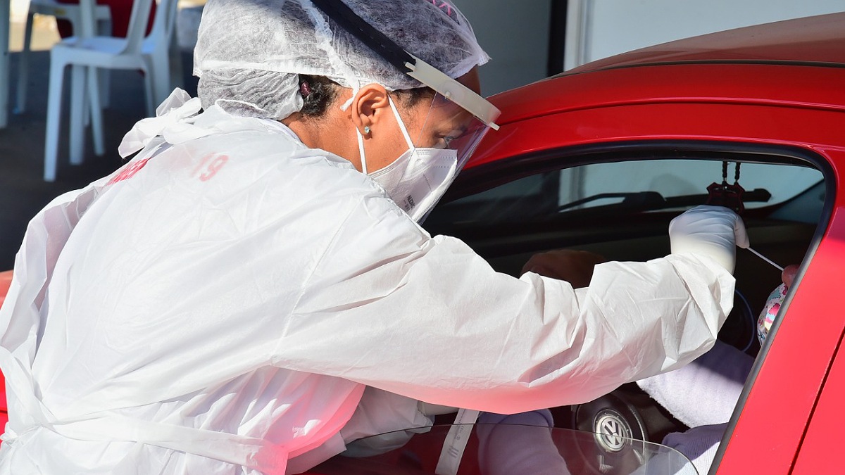 Profissional de saúde fazendo teste de Covid-19 em Aparecida